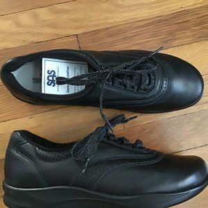 NWT SAS BLACK TRI-PAD COMFORT SHOES. 11 S.